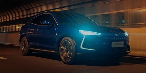 華為首款汽車正式開售，起步價22萬引熱議，自動駕駛未搭載引網友遺憾